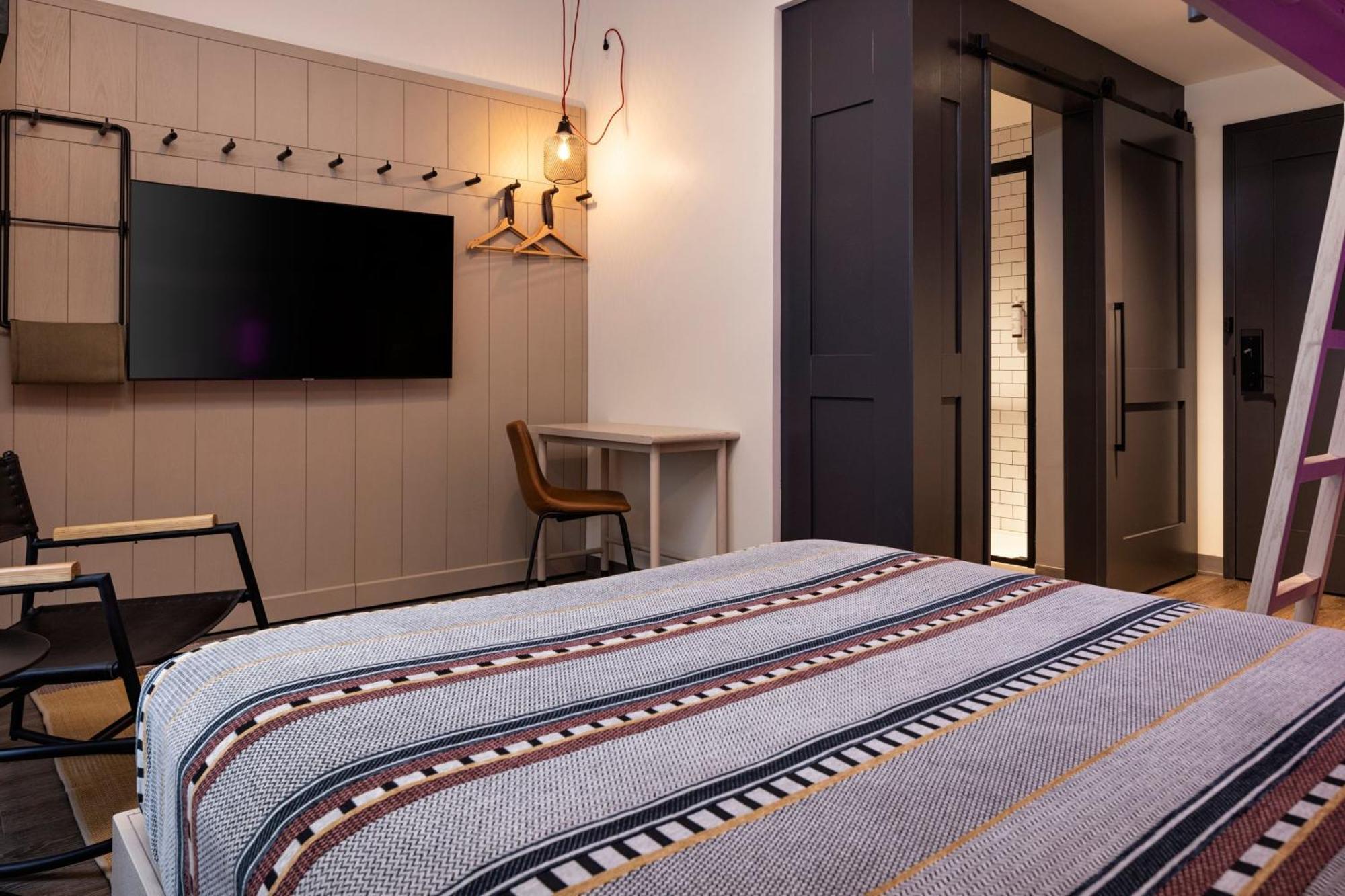 Moxy Omaha Downtown Hotel Exterior photo